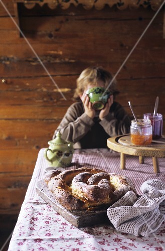 Yeast cake with almonds