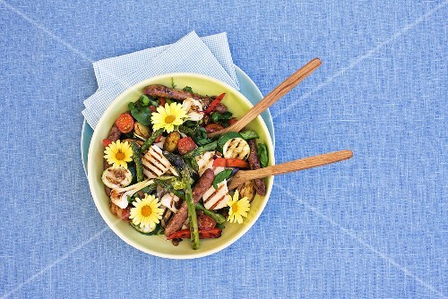 Vegetable salad with lamb and halloumi