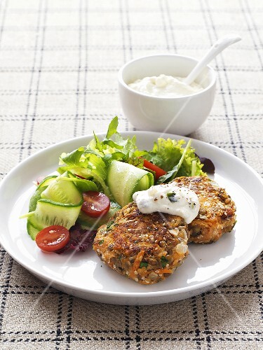 Lentil burgers with yoghurt dip
