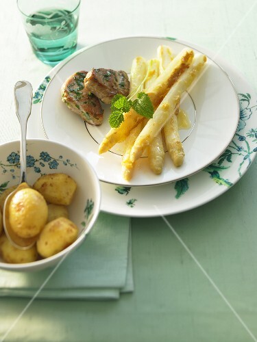 Pork medallions with asparagus gratin and potatoes