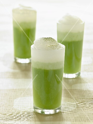 Matcha latte (Green tea with milk froth)