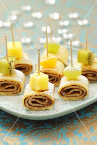 Pfannkuchenröllchen mit Schokofüllung und Obst