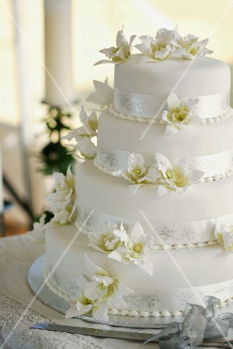 Vierstöckige Hochzeitstorte mit Blumendekoration