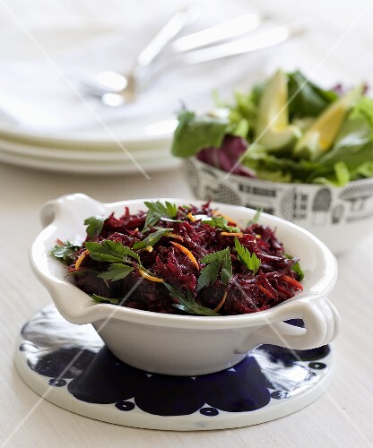 Rote-Beete-Salat mit Petersilie und Möhren