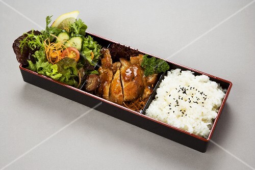 Bento Box mit glasiertem Schweinefleisch (Japan)