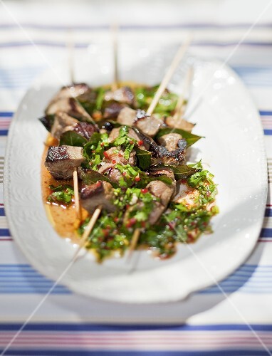 Rindfleisch-Spiesse mit Chimichurri-Sauce