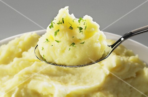 Kartoffelpüree auf Löffel und in Schüssel