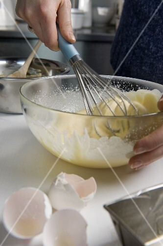 Creme für Maronen-Halbgefrorenes rühren