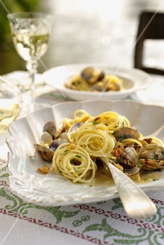 Spaghetti with Venus clams in white wine sauce