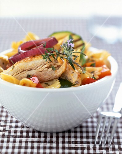 Farfalle with chicken, onions and thyme