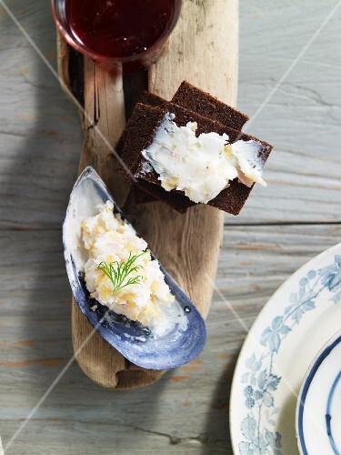 Apple lard in shells and on black bread