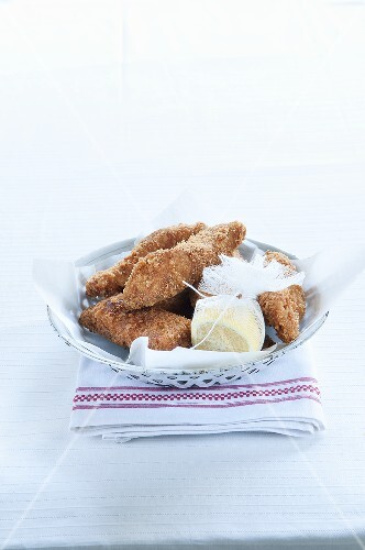 Nuggets with lemon halves in a gauze cloth