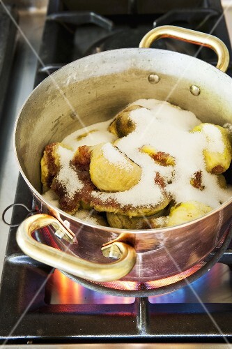 Geschälte Feigen mit Zucker in einem Topf (Konfitüre zubereiten)