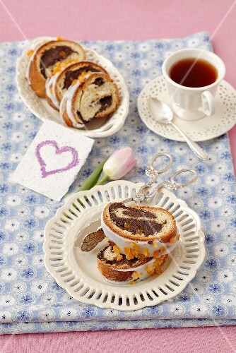 Poppy strudel with icing