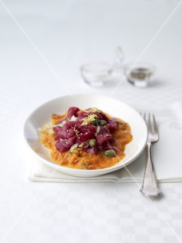 Carne cruda con salsa al pomodoro (beef fillet strips with atomato sauce)