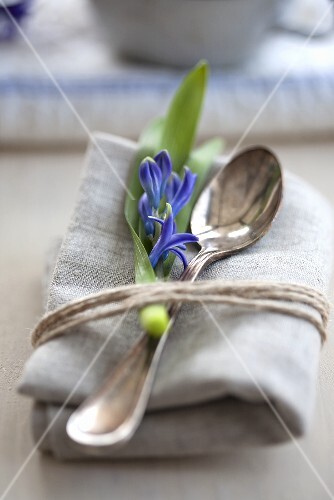 Stoffserviette mit Löffel und blauer Hyazinthe
