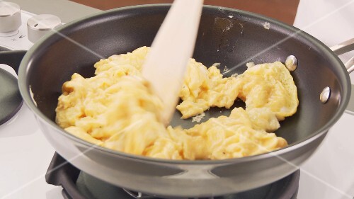 Making scrambled eggs (German Voice Over)