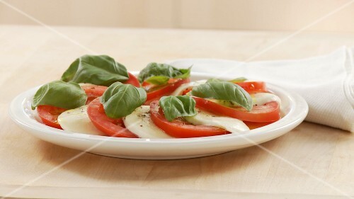 Preparare l'insalata caprese (English Voice Over)