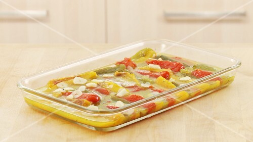 Peperoni all'olio zubereiten (Marinierte Paprikaschoten)