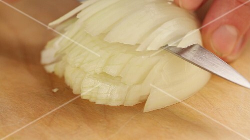 An onion being diced (German Voice Over)