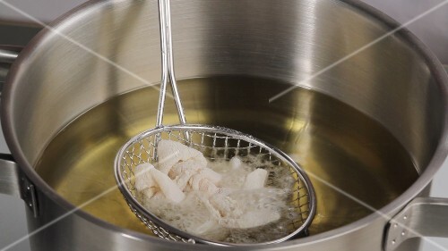 Frittierte Tintenfischringe zubereiten