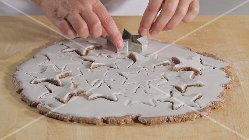 Cinnamon stars being made (German Voice Over)
