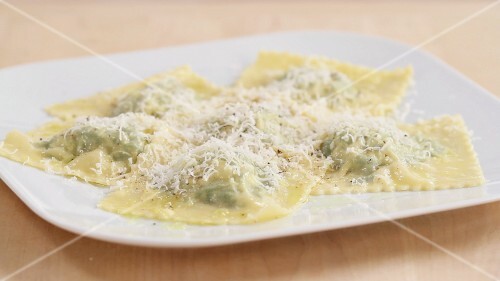 Spinach and ricotta filled ravioli being made (German Voice Over)