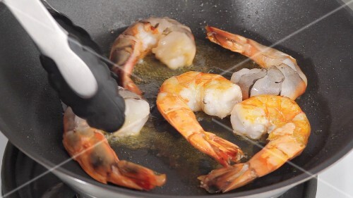 Prawns with garlic and lemons being made (German Voice Over)