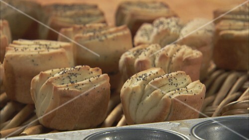 Making poppy seed buns