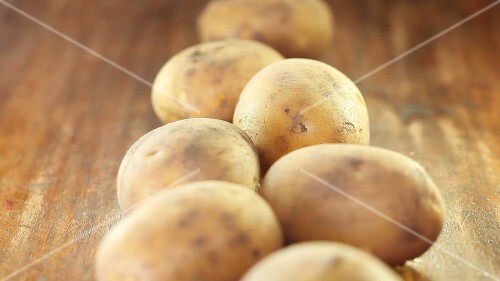 Kartoffeln auf Holzuntergrund