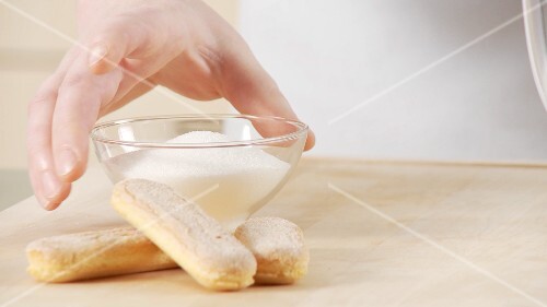 Löffelbiskuits, Zucker und Eigelb