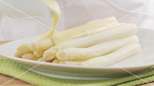 Making hollandaise sauce (German Voice Over)