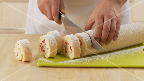 Erdbeer-Sahne-Roulade zubereiten