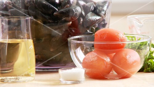 Ingredients for mussel stew: white wine, tomatoes and mussels