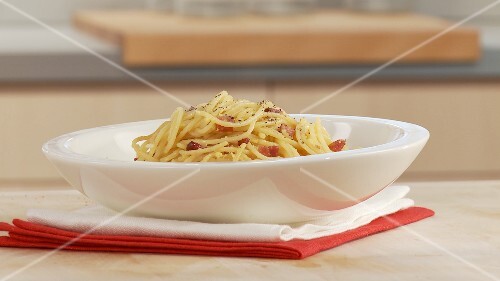 Spaghetti alla carbonara (pasta with egg and bacon, Italy)