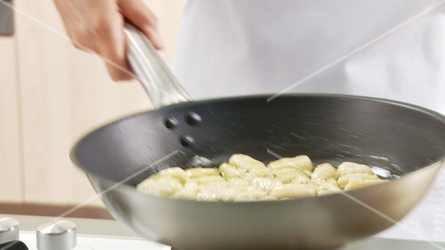 Gnocci mit Salbeibutter in einer Pfanne