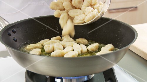 Gnocchi in eine Pfanne mit zerlassener Butter & Salbei geben