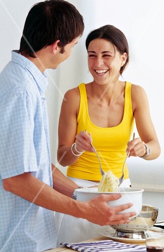 Couple preparing spaghetti