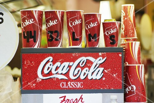 Coca-Cola Automat mit Pappbechern in verschiedenen Grössen