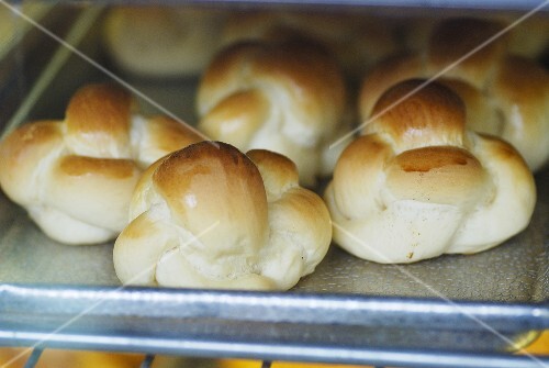 Zopf-Brötchen auf einem Backblech