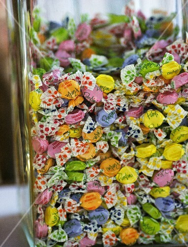 Verpackte Bonbons in einem Glasgefäss