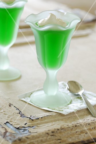 Grüne Götterspeise mit Sahne im Eisbecher