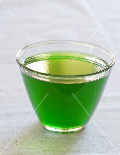 Grüne Götterspeise in einer Glasschale