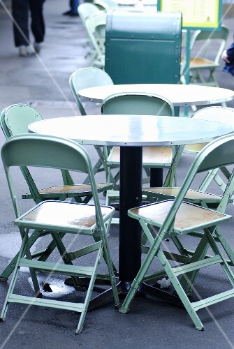 Tische mit Stühlen eines Strassencafes