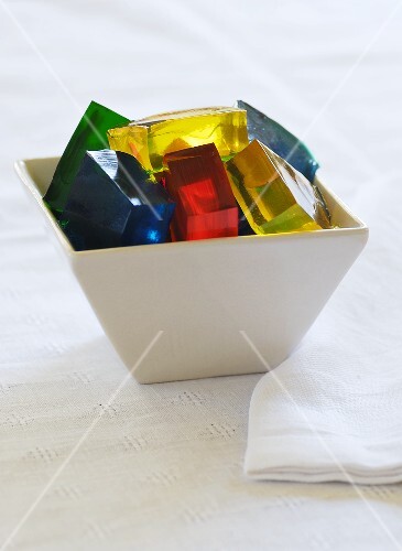 Bunte Götterspeisewürfel in weisser Schale