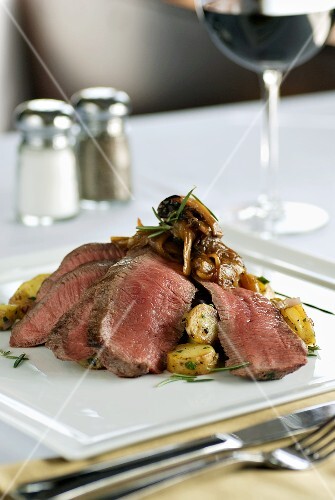 Rinderfilet in Scheiben mit Kartoffeln