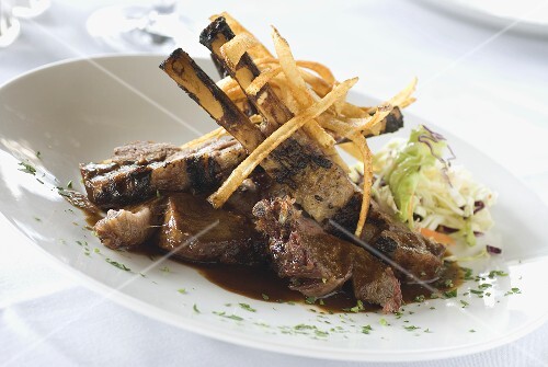 Lammchops mit fritierten Kartoffelstreifen & Krautsalat