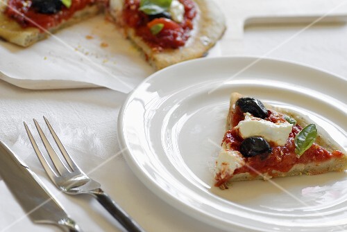 Pizza mit Tomaten, Mozzarella & Oliven