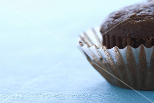 Ein Schokoladenmuffin in Papierförmchen