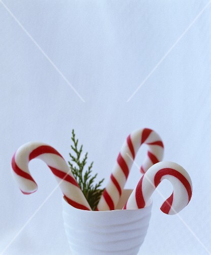Rot-weiss gestreifte Zuckerstangen in einem Becher